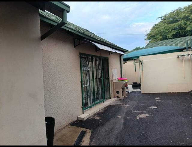 2 BEDROOM PROPERTY TO RENT IN LOMBARDY EAST